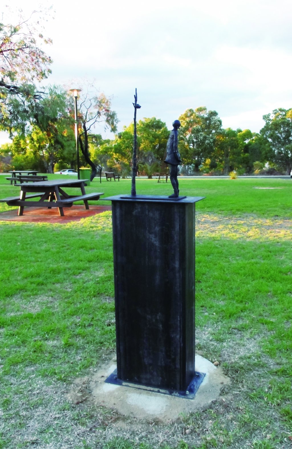 BRONZE, STEEL
W500 D260 H1500MM